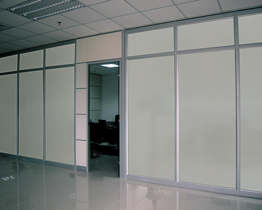 白银反光玻璃窗